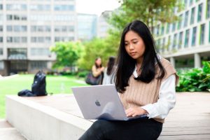 一名悉尼科技大学学生在校园里用电脑上网参加考试