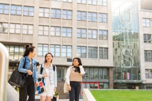3名悉尼科技大学学生在校园里边走路边聊天