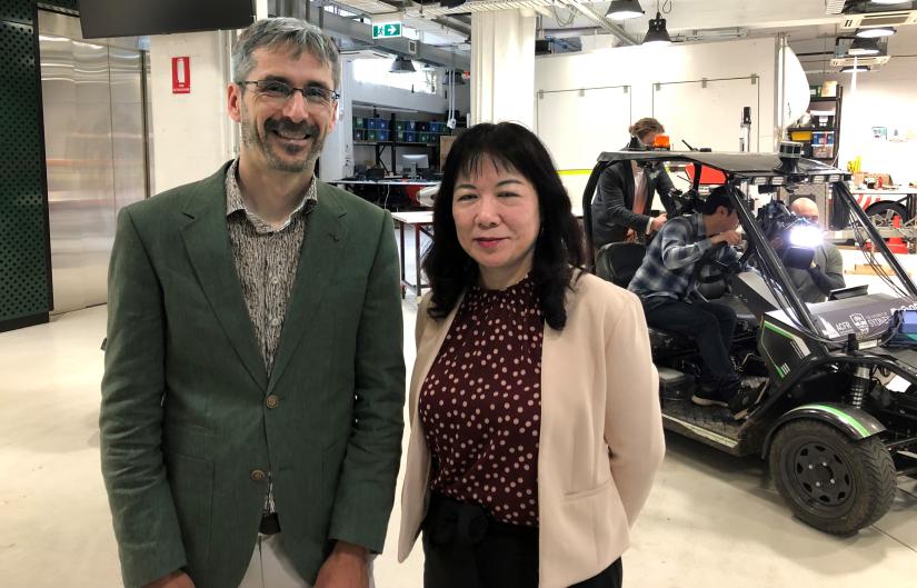悉尼大学澳大利亚机器人中心教授Stefan Williams（左）
与悉尼科技大学杰出教授Fang Chen（右）
