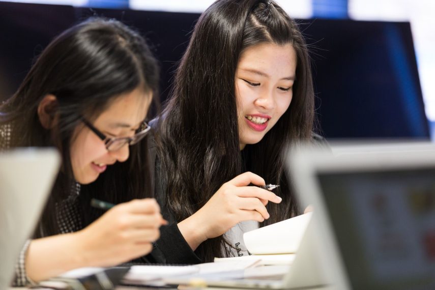 悉尼科技大学UTS留学生正在结伴学习