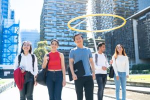 悉尼科技大学UTS的留学生漫步在环境优美的校园中